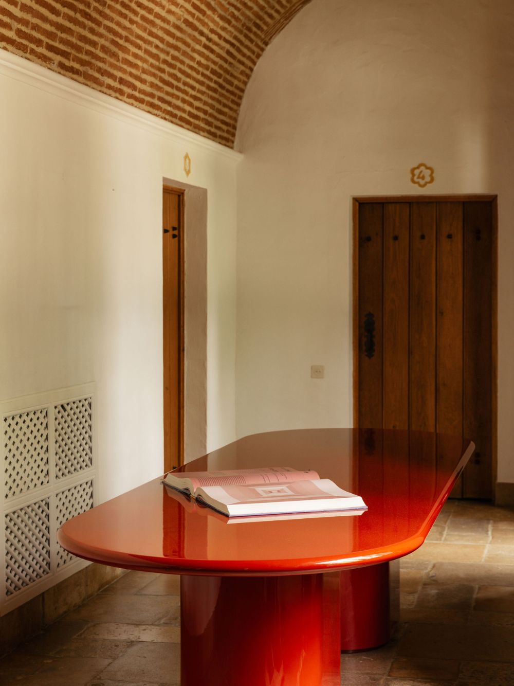 Amendoeira Red Lacquered Wood Dining Table