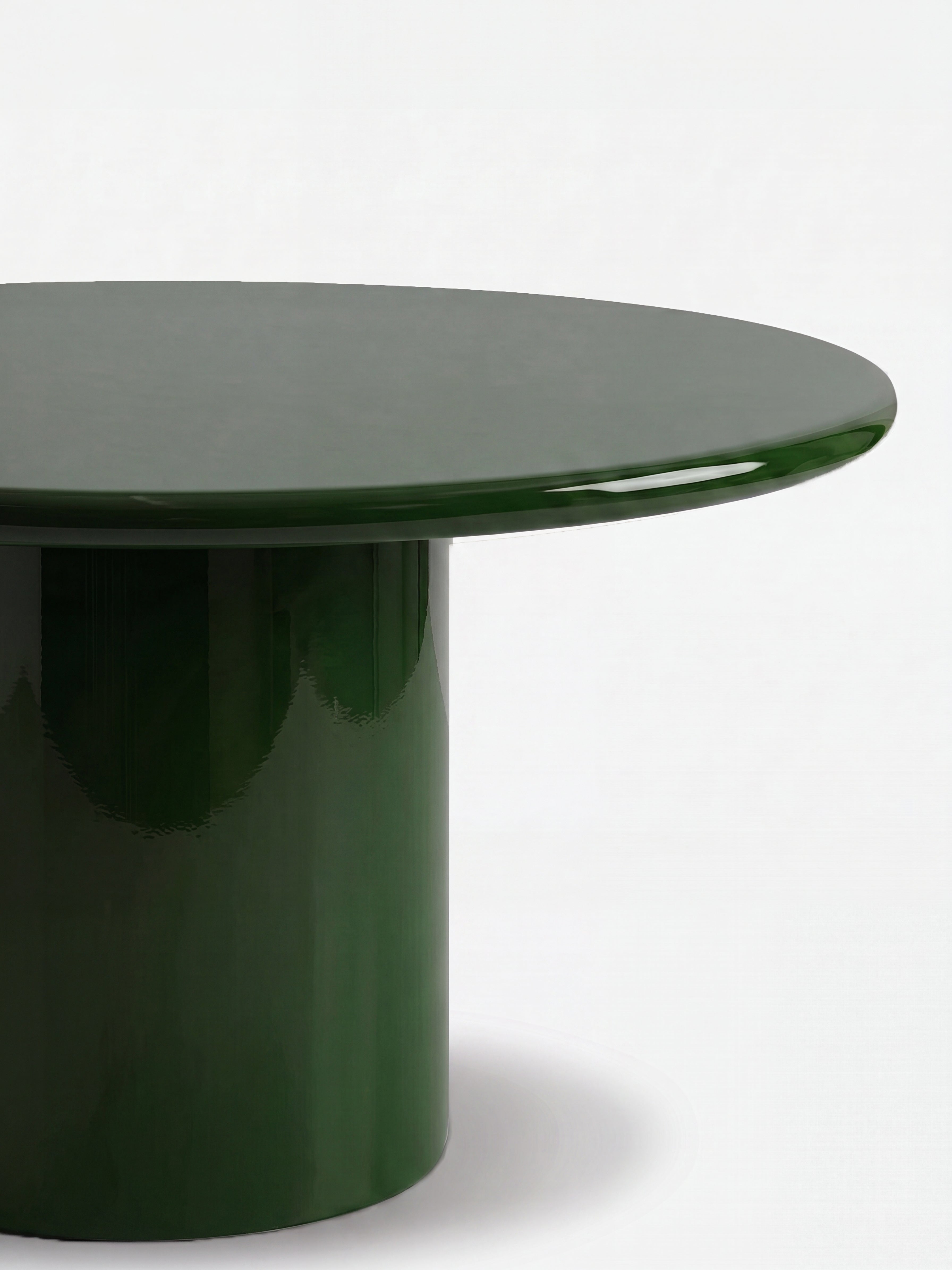Amendoeira Green Lacquered Wood Round Dining Table
