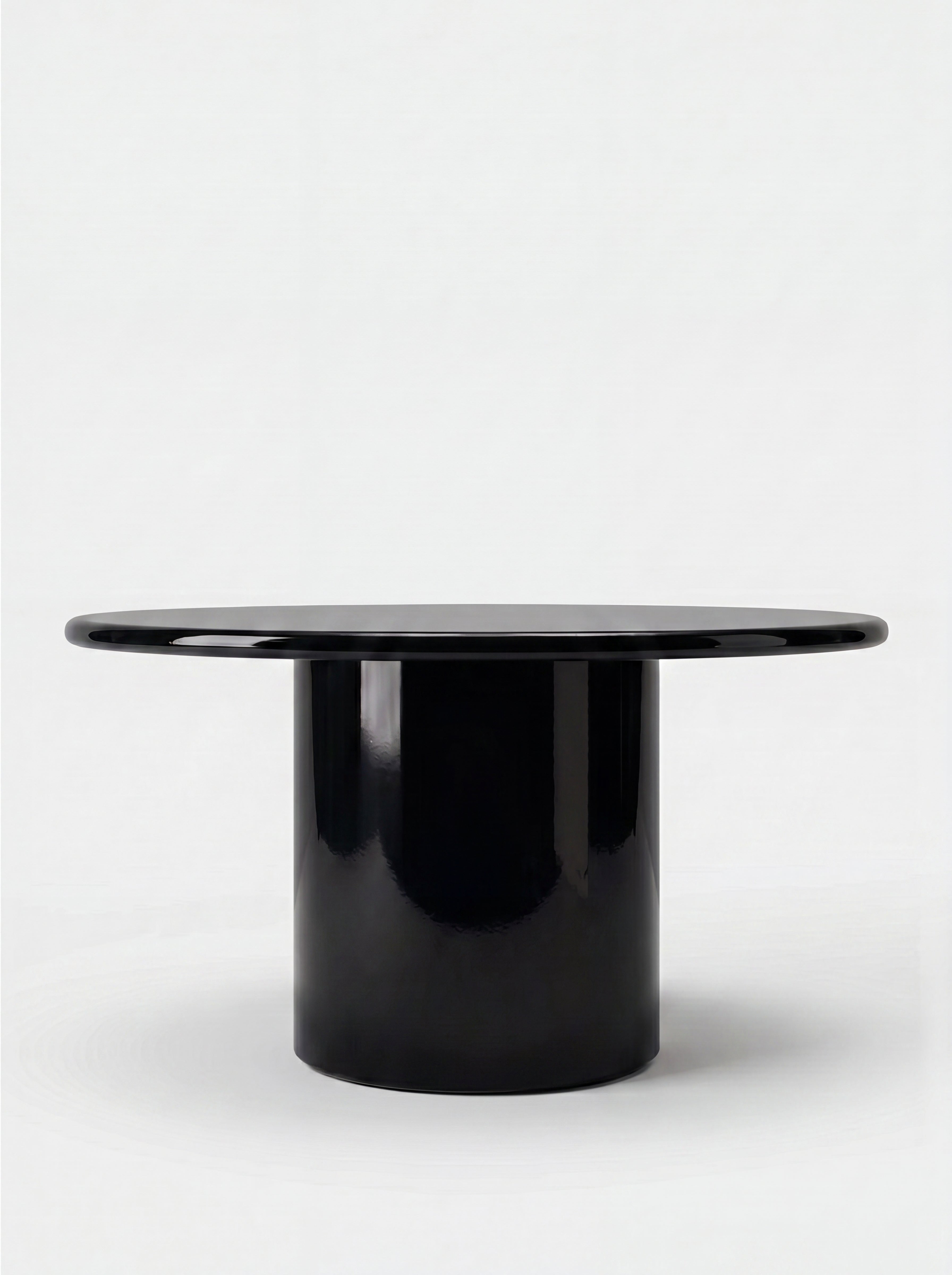 Amendoeira Black Lacquered Wood Round Dining Table