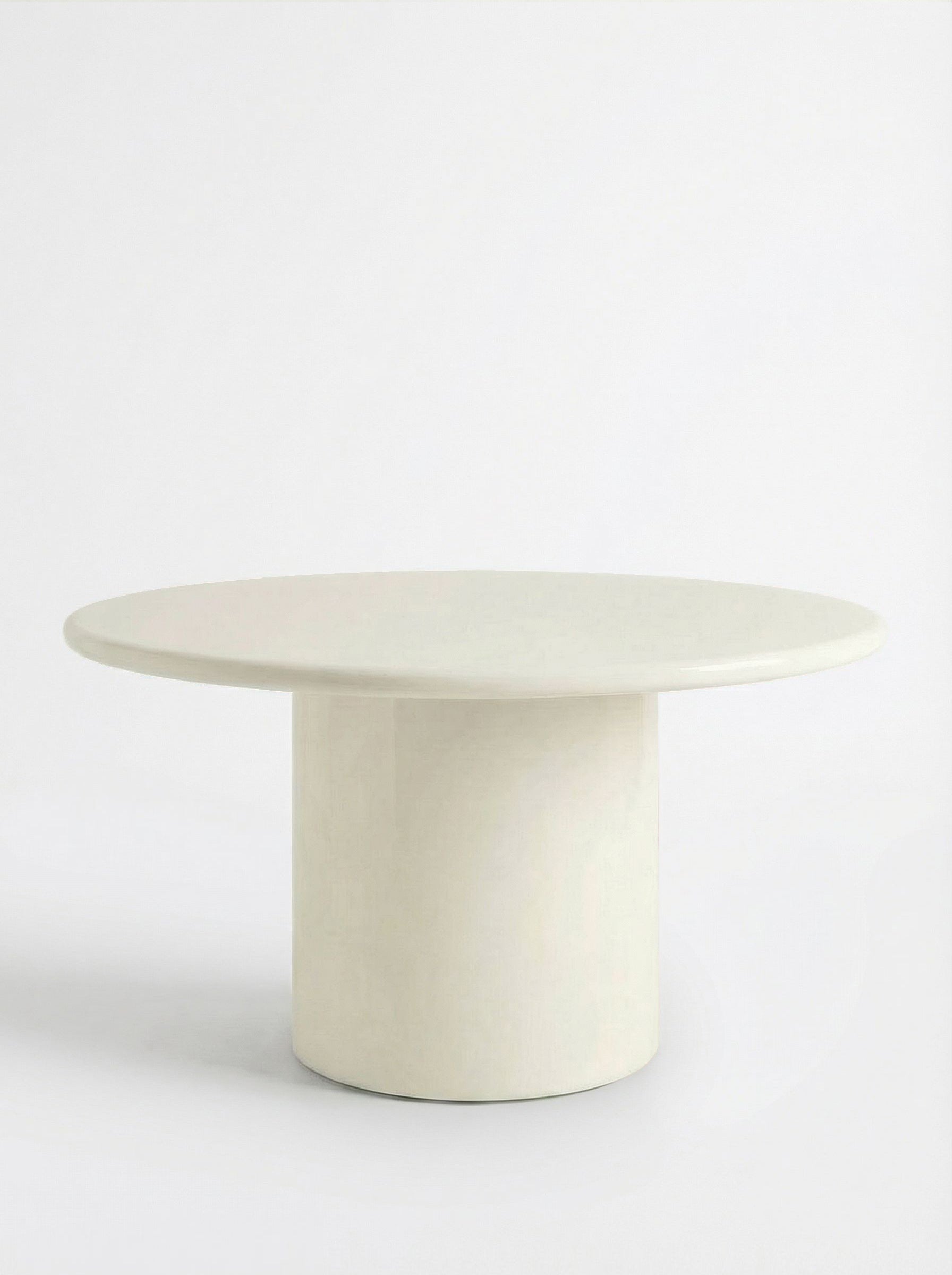 Amendoeira Ivory Lacquered Wood Round Dining Table