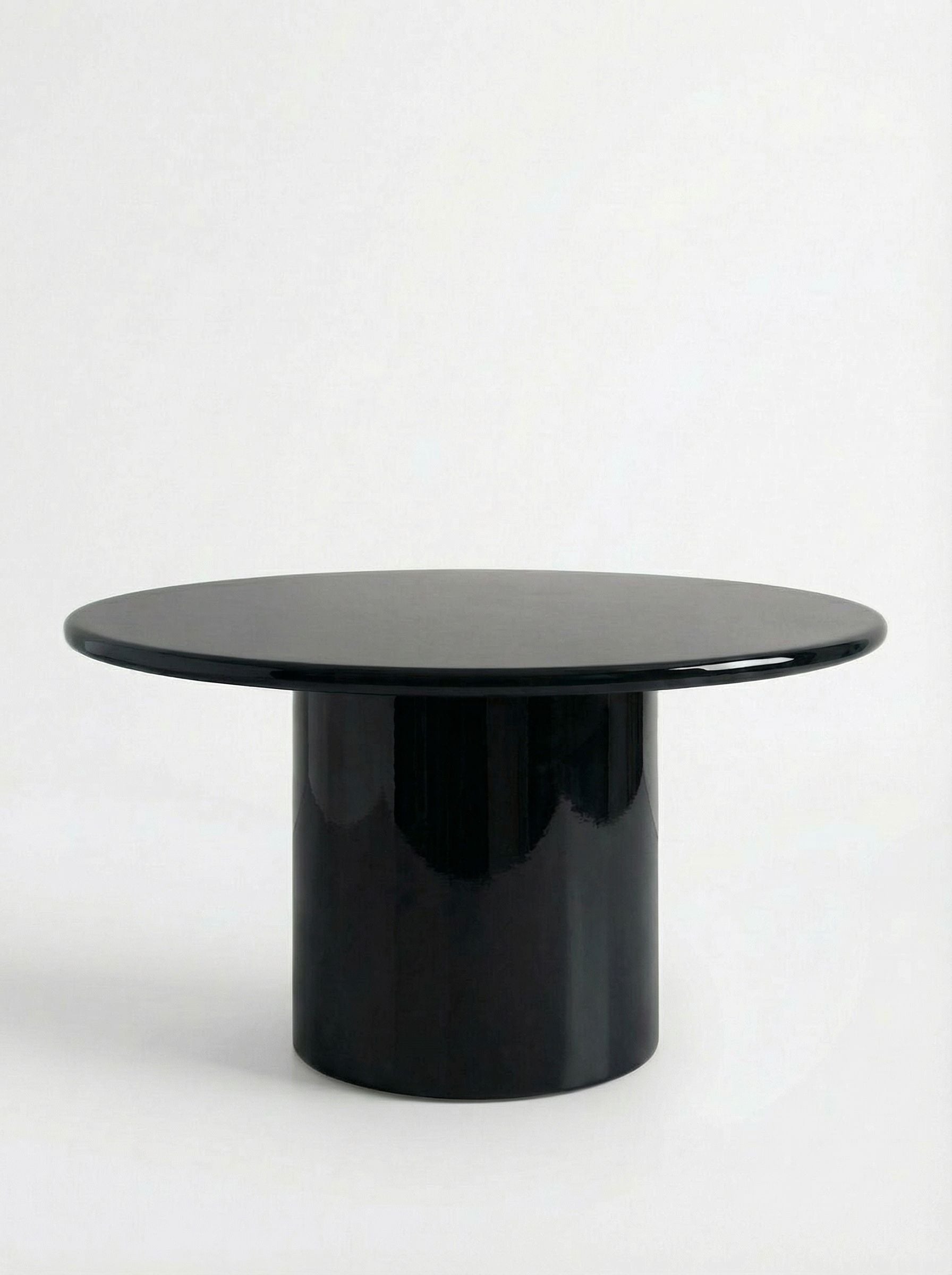 Amendoeira Black Lacquered Wood Round Dining Table