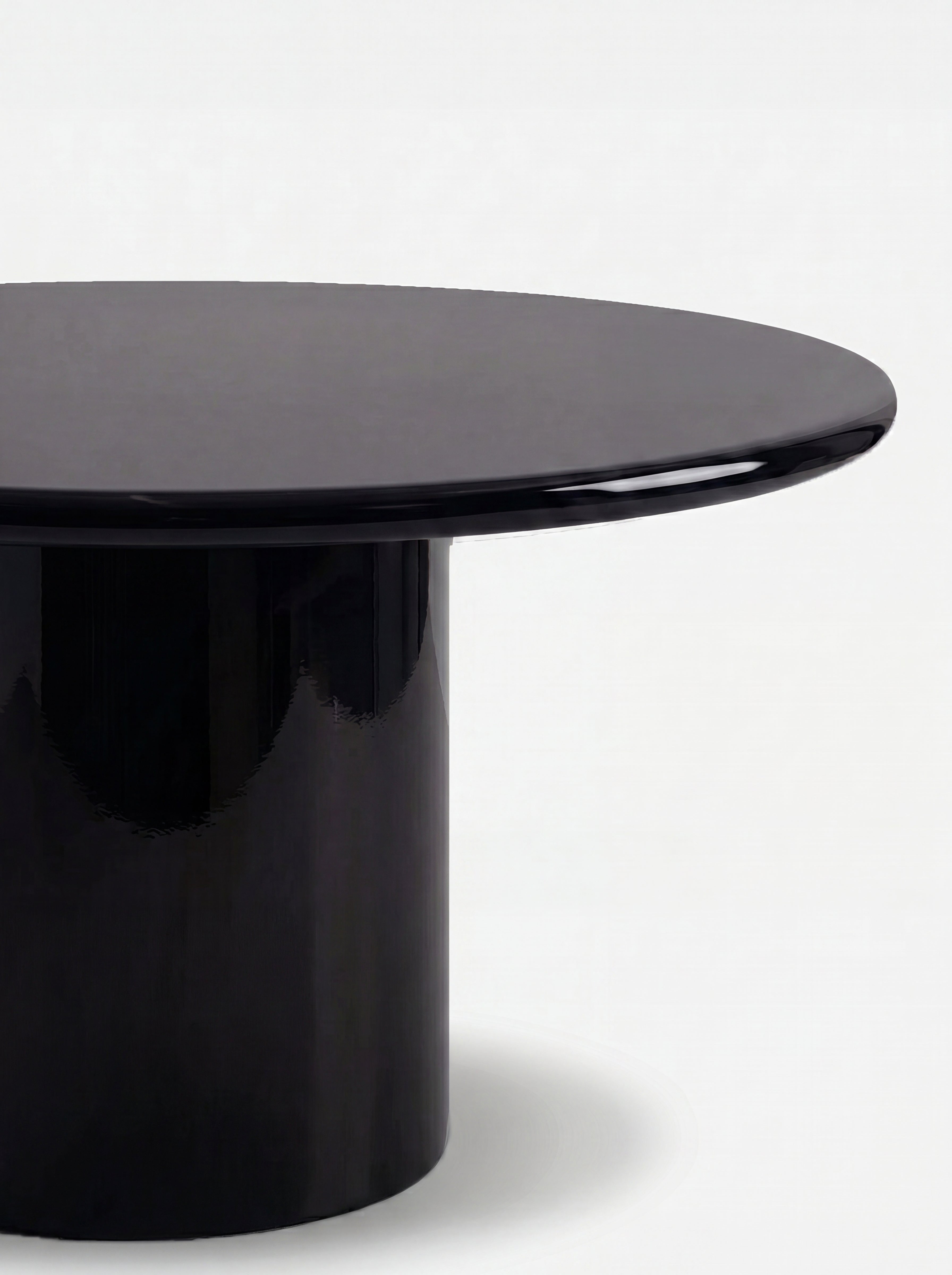 Amendoeira Black Lacquered Wood Round Dining Table