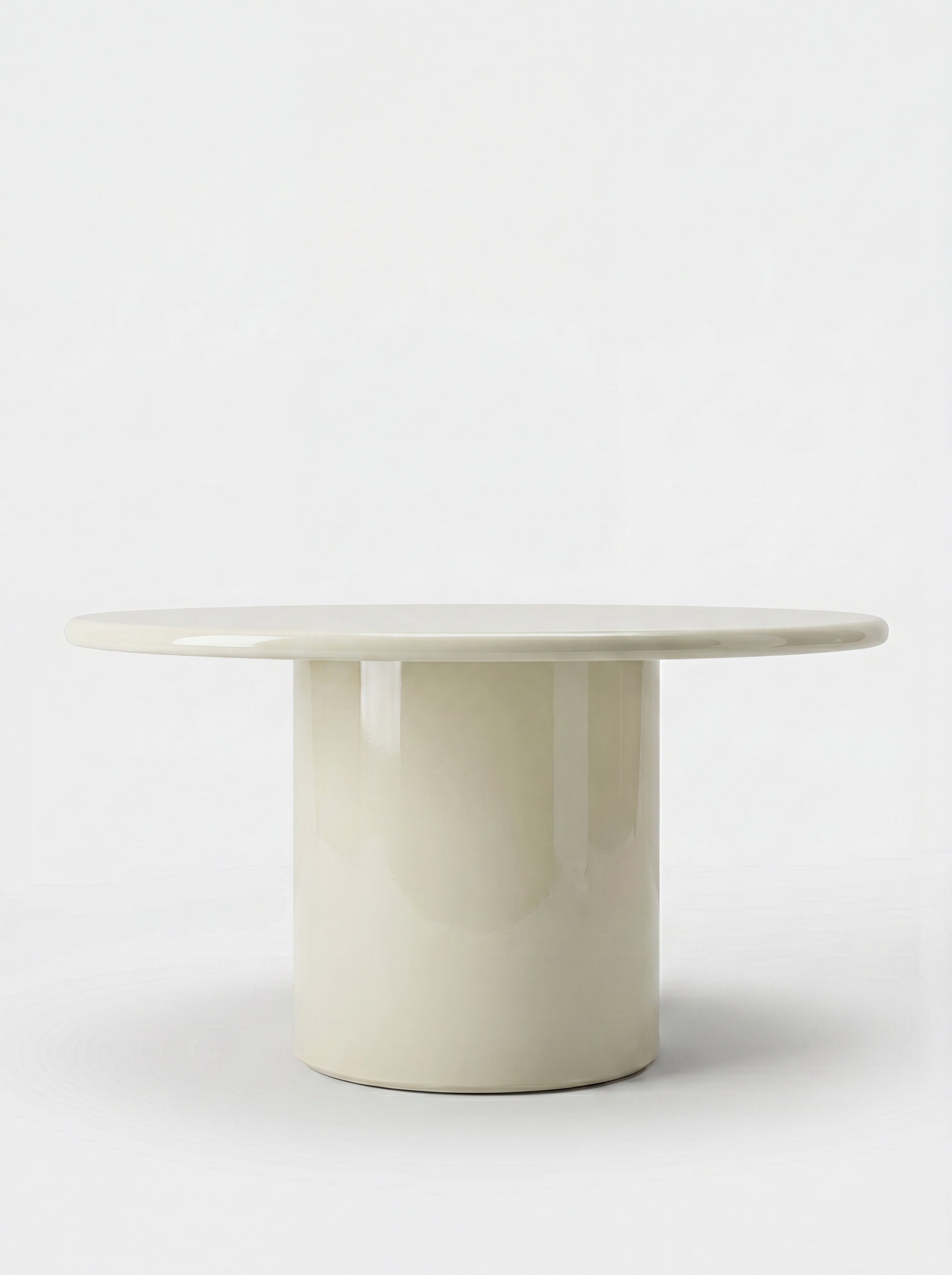Amendoeira Ivory Lacquered Wood Round Dining Table