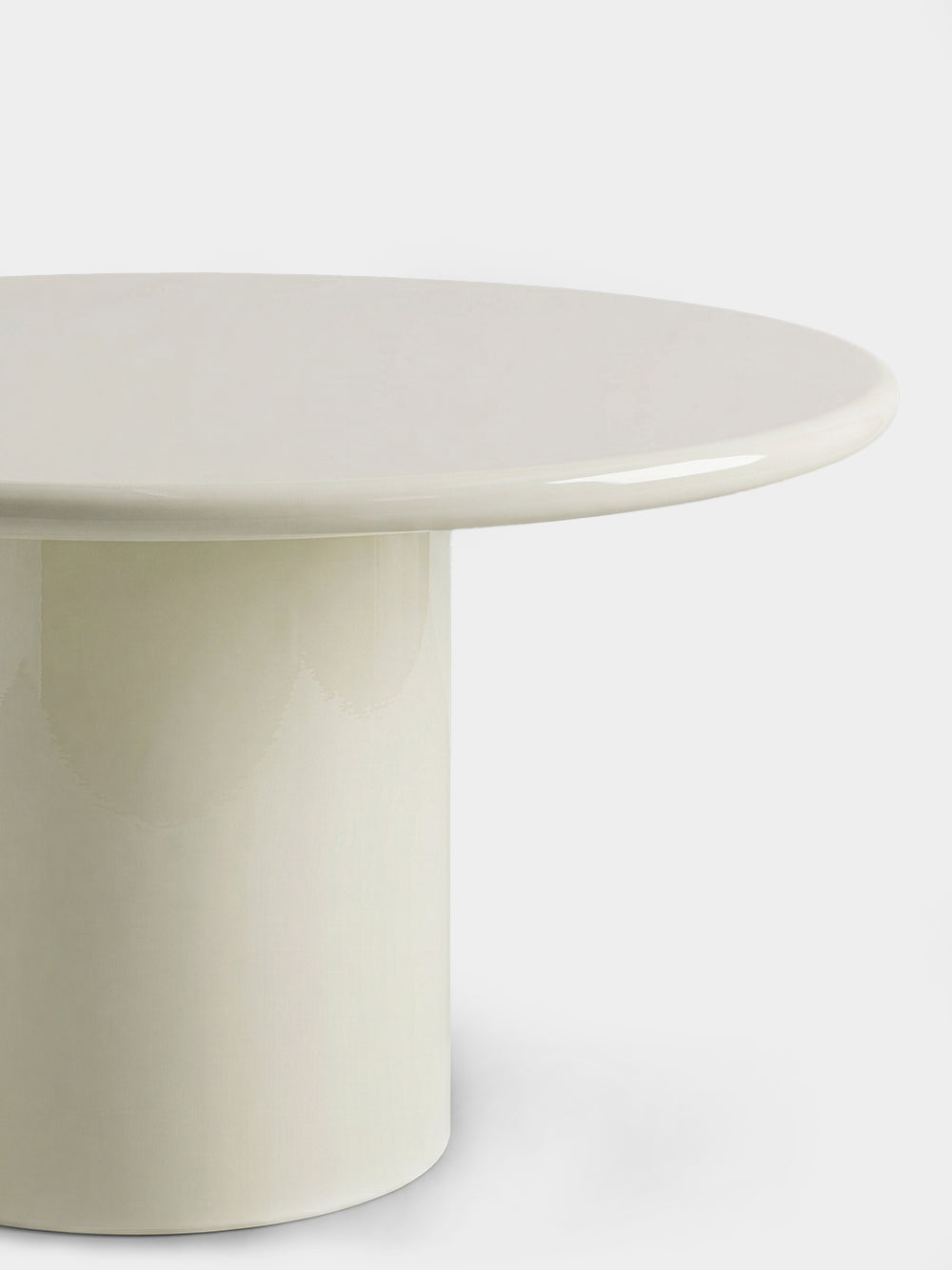 Amendoeira Ivory Lacquered Wood Round Dining Table